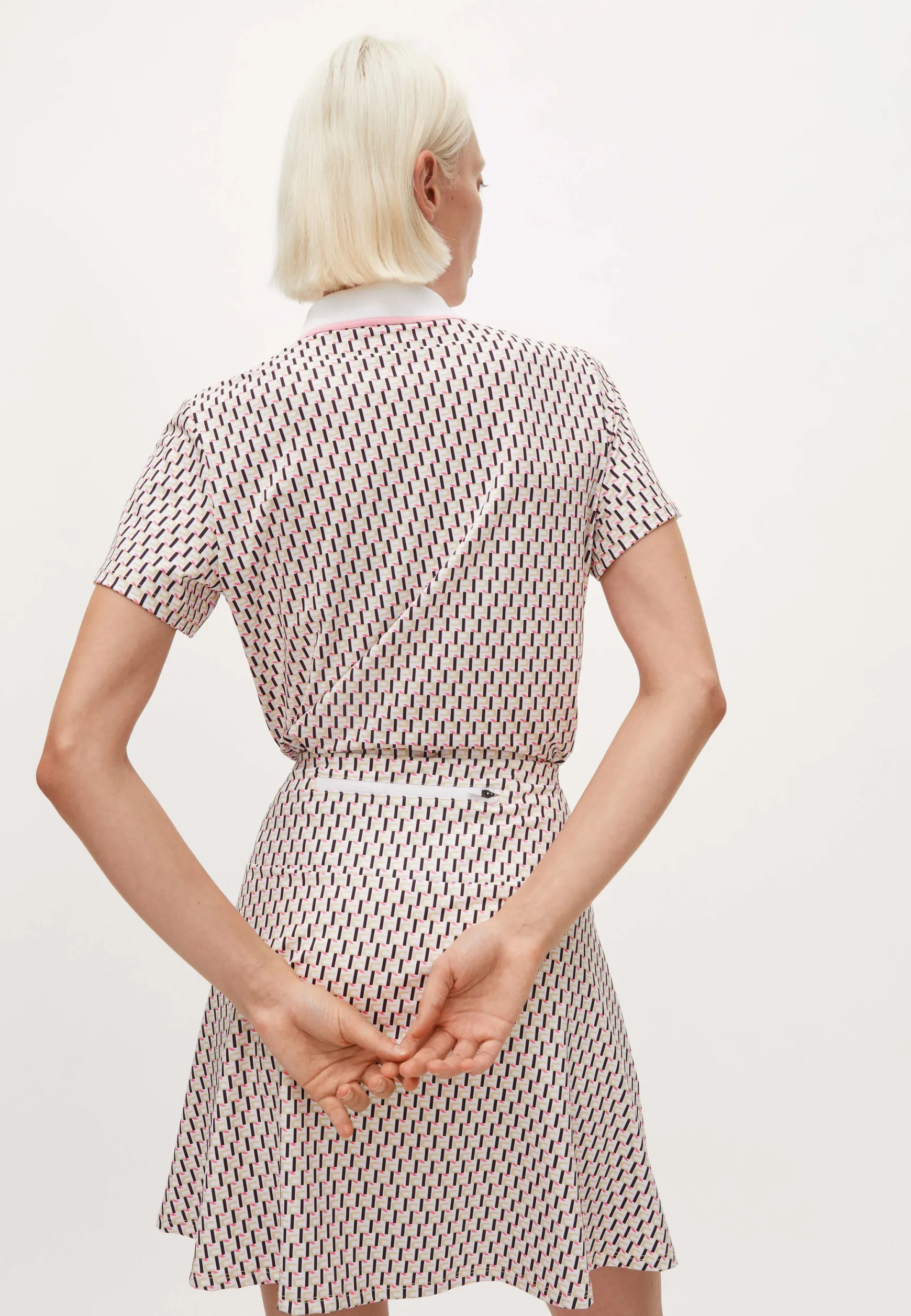 deni_poloshirt_logo_beige_0.webp Deni Poloshirt, -Röhnisch Store