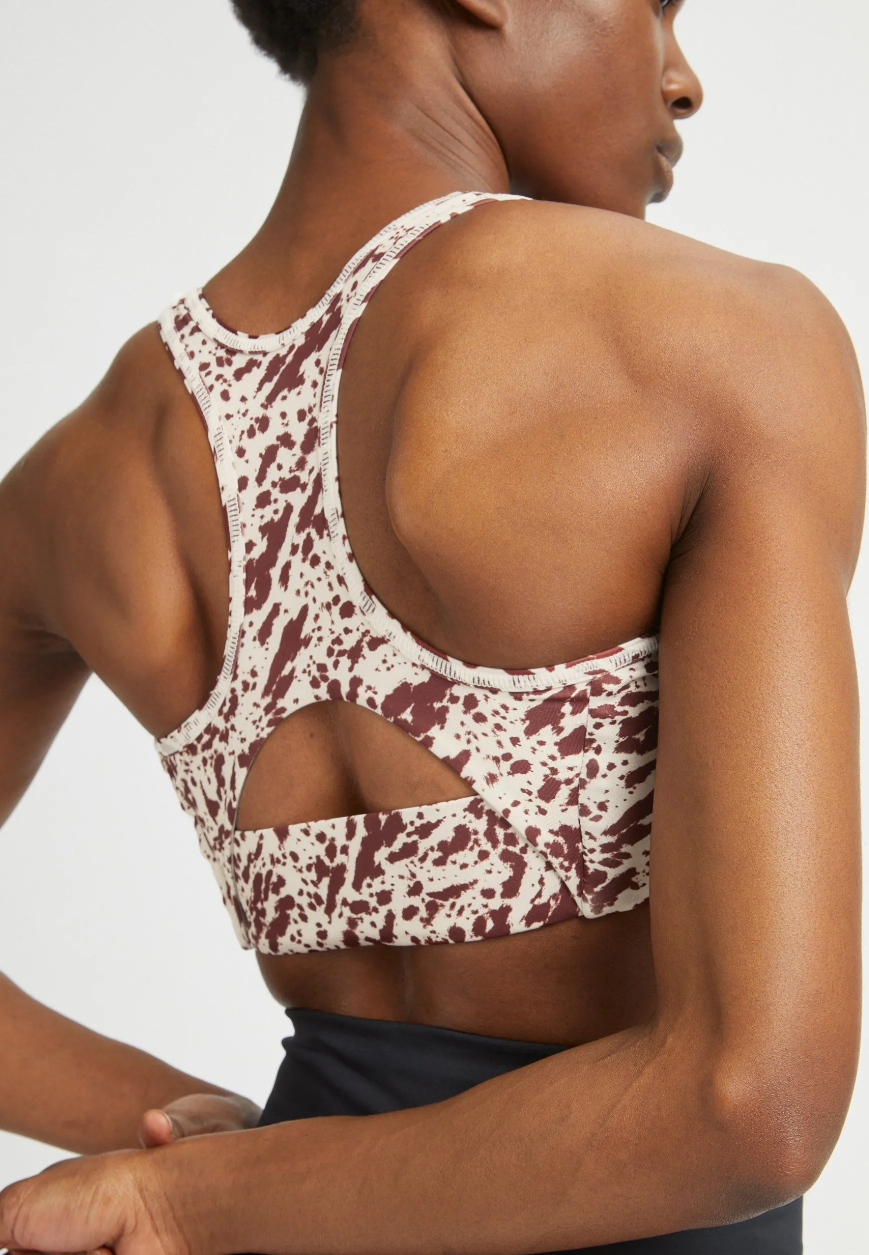 flattering_printed_sports_1.webp Flattering Printed Sportsbra, -Röhnisch Fashion