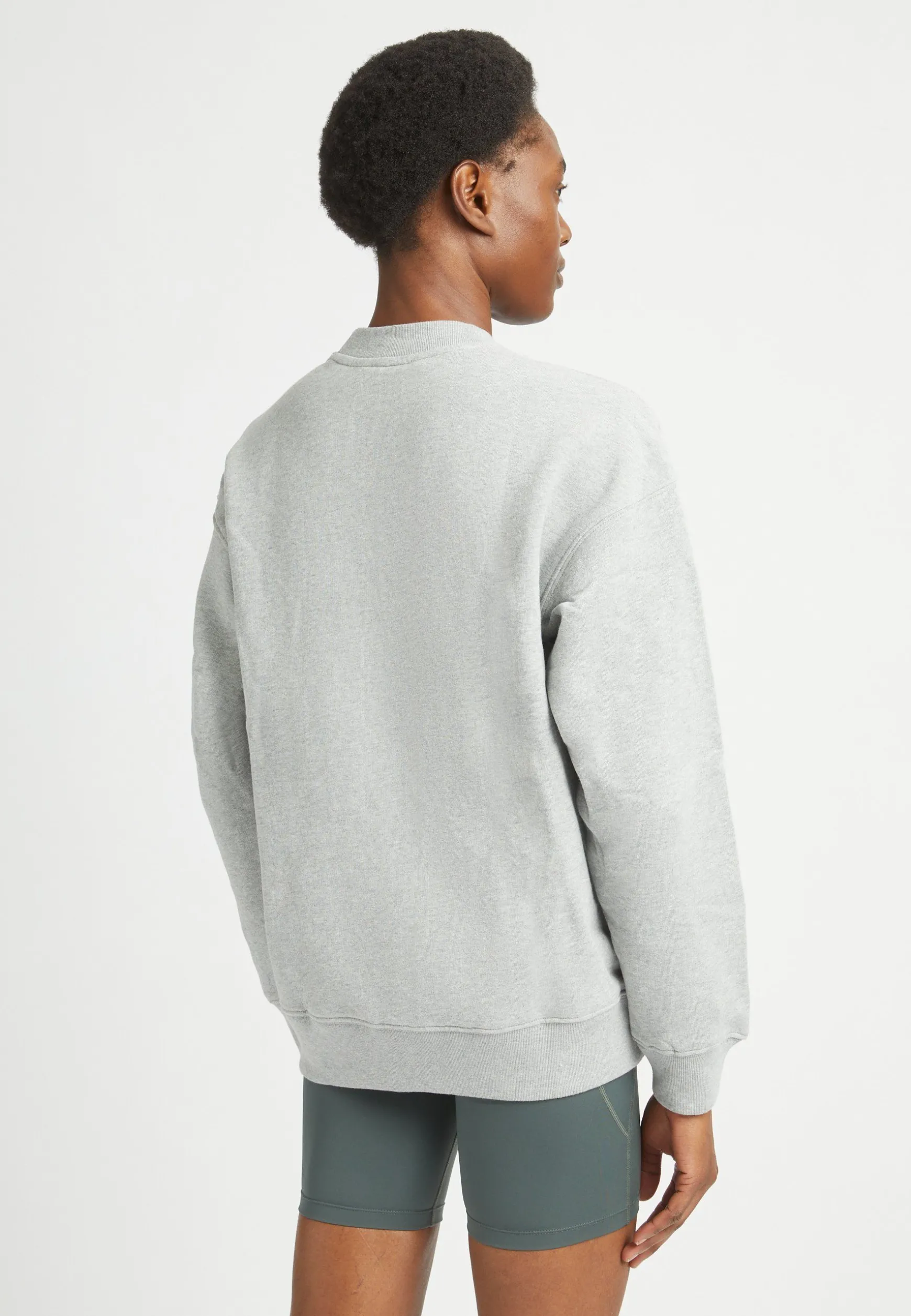 iconic_sweatshirt_grey_me_1.webp Iconic Sweatshirt, -Röhnisch Store
