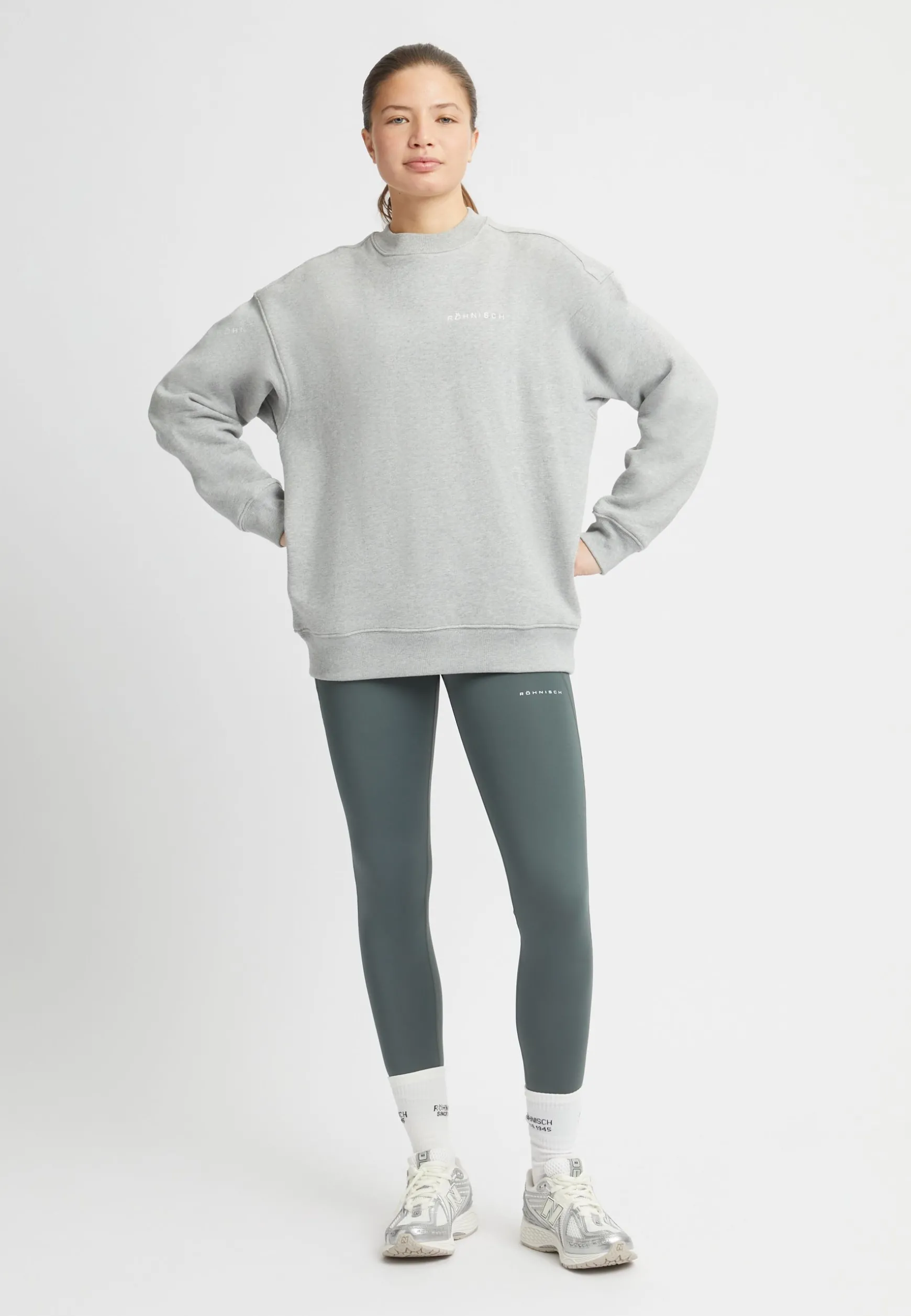 iconic_sweatshirt_grey_me_10.webp Iconic Sweatshirt, -Röhnisch Store