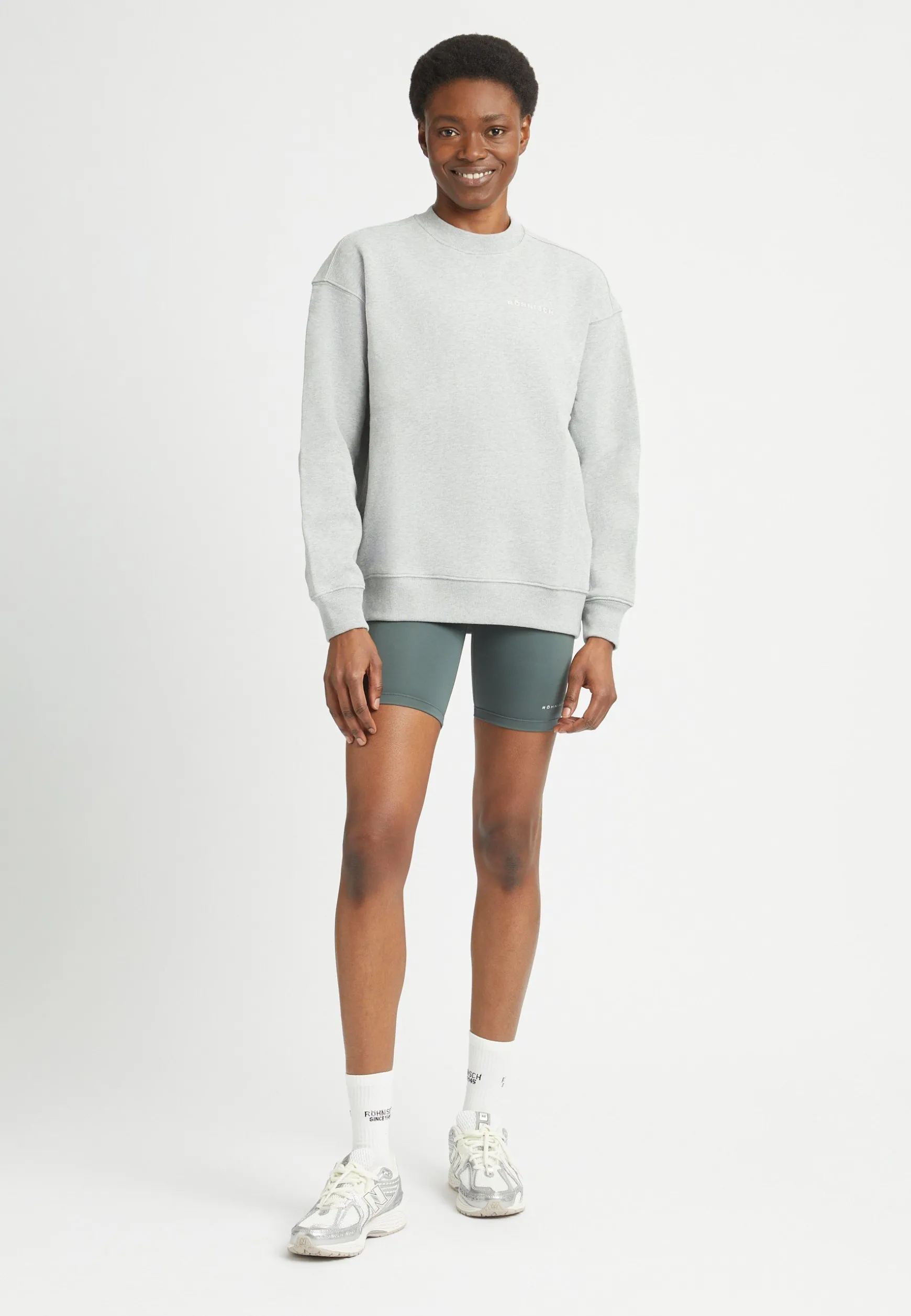 iconic_sweatshirt_grey_me_3.webp Iconic Sweatshirt, -Röhnisch Store