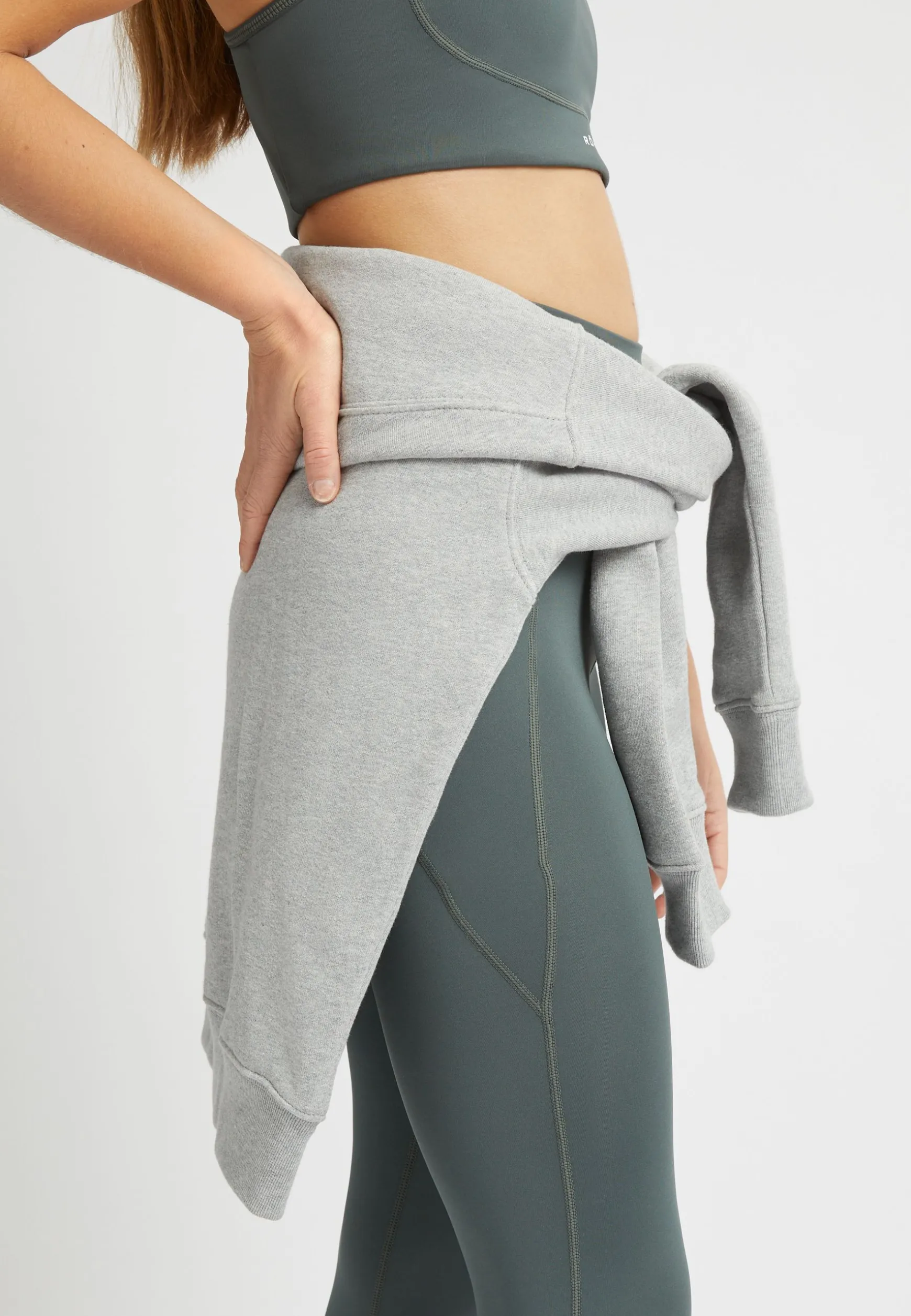 iconic_sweatshirt_grey_me_6.webp Iconic Sweatshirt, -Röhnisch Store