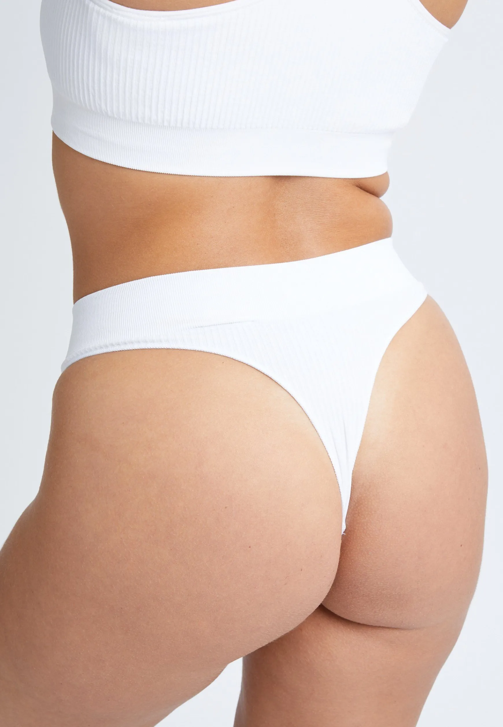 micro_rib_string_white_0.webp Micro Rib String, -Röhnisch Store